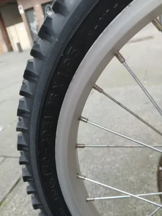 Bicicleta infantil roja