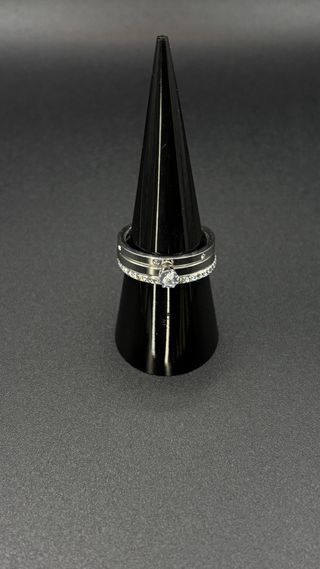 Elegante anillo de dama con piedras incrustadas