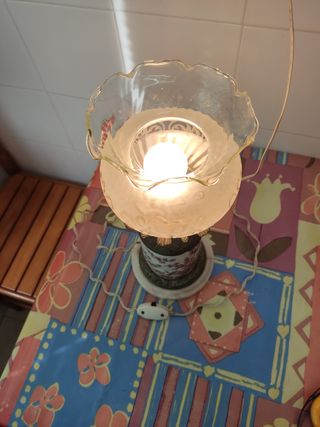 Lámpara de mesa porcelana, cristal y metal tallado