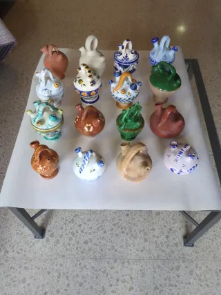 Colección de 16 cántaros de cerámica