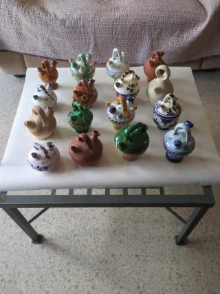 Colección de 16 cántaros de cerámica