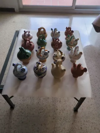 Colección de 16 cántaros de cerámica