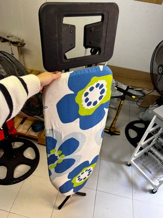 Tabla de planchar con funda floral