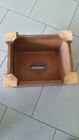 Banco de madera antiguo con apertura central