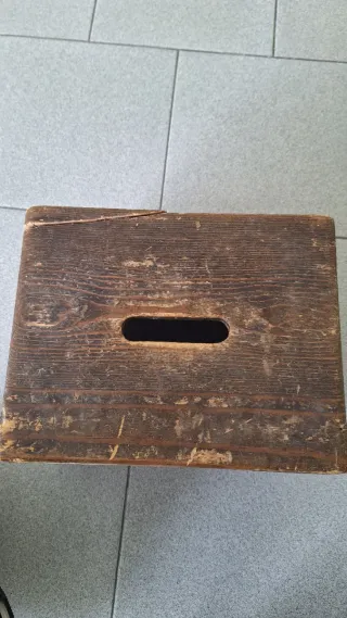 Banco de madera antiguo con apertura central