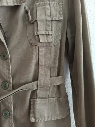 Chaqueta verde oliva con cinturón