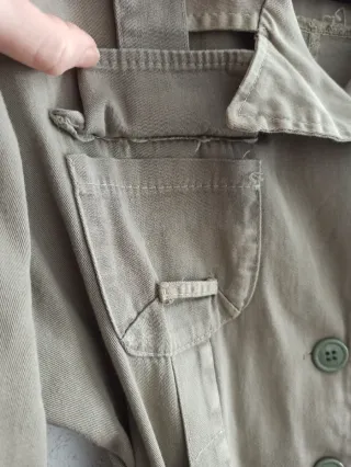 Chaqueta verde oliva con cinturón