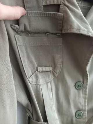 Chaqueta verde oliva con cinturón