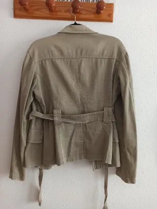 Chaqueta verde oliva con cinturón