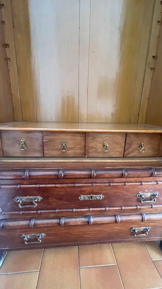 Precioso armario antiguo de madera y bambú