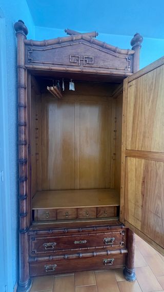 Precioso armario antiguo de madera y bambú
