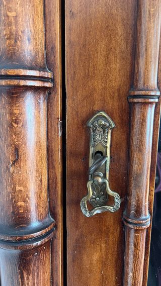 Precioso armario antiguo de madera y bambú