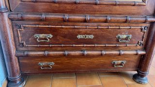 Precioso armario antiguo de madera y bambú