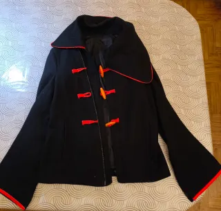 Chaquetón negro con ribete rojo