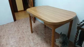 Mesa de comedor extensible madera y 4 sillas.