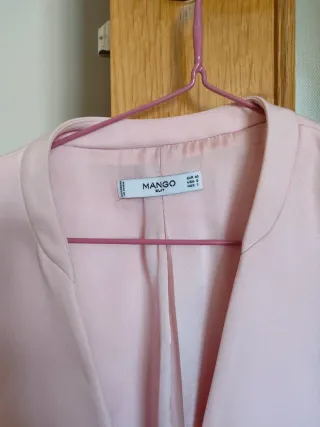 Blazer de color rosa claro con cintillo negro