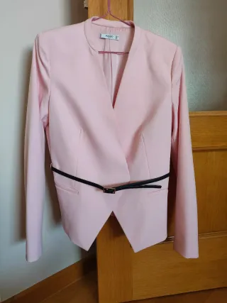 Blazer de color rosa claro con cintillo negro