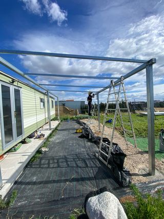 Pérgola de estructura metalica y panel sándwich