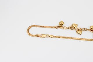 Pulsera dorada con dijes de corazón