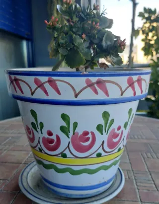Maceta de cerámica pintada a mano
