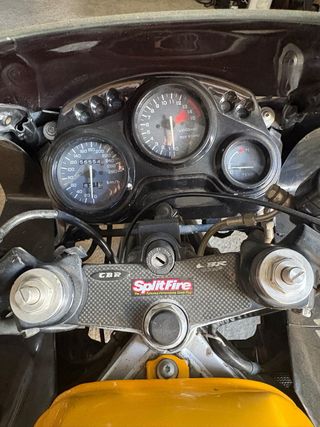 Honda CBR 600 F Sportbike Negra y Amarilla