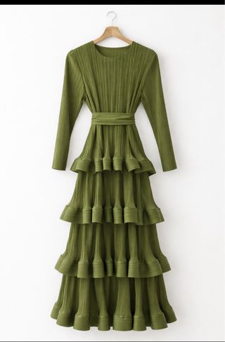 Vestido verde plisado con volantes