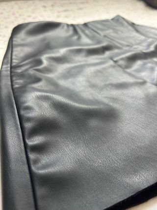 Falda pantalón de cuero negra con abertura