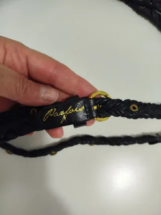 Cinturón trenzado negro con detalles dorados