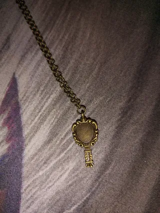 Collar dorado con colgante de llave rosa