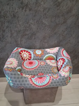 Cuna para mascotas con estampado floral