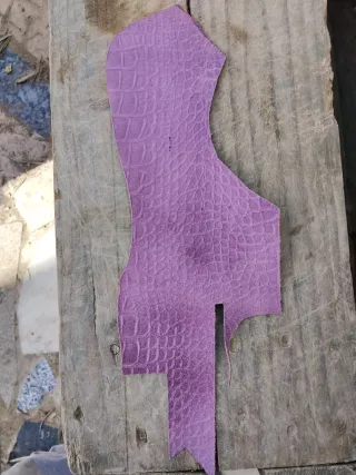 Piel cocodrilo violeta estampada