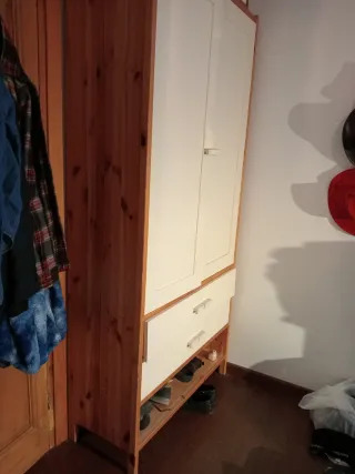 Armario de madera blanco y color madera,es de pino