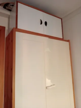 Armario de madera blanco y color madera,es de pino