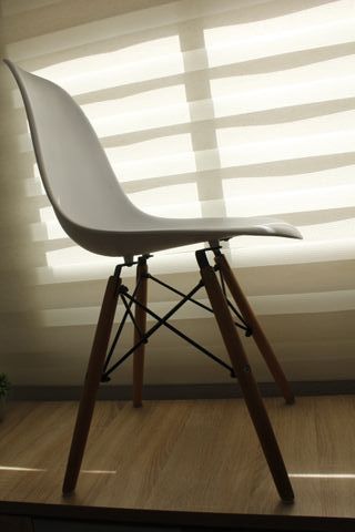 Silla Diseño Resina Blanca Patas Madera