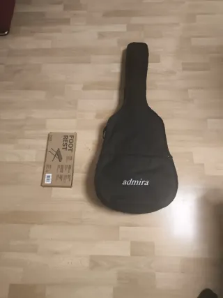 Guitarra Clásica + Pie. Mui buen estado