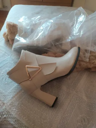 Botines charol beige con hebilla triangular