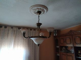 Lámpara de salón dorada y blanca