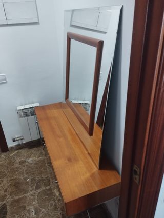 Mesa recibidor con espejo y lámparas