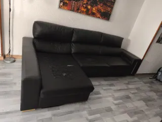 Mesa alta con 4 taburetes más sofá chaise long.