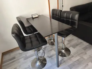 Mesa alta con 4 taburetes más sofá chaise long.