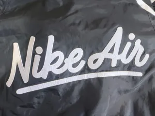 Chaqueta Nike Air Negra con Detalles Blancos