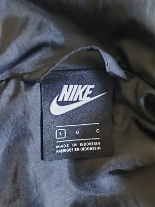 Chaqueta Nike Air Negra con Detalles Blancos