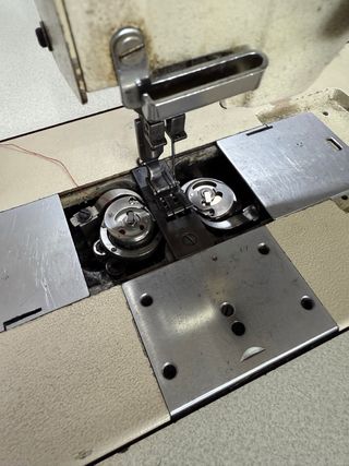 Máquina de coser industrial doble aguja