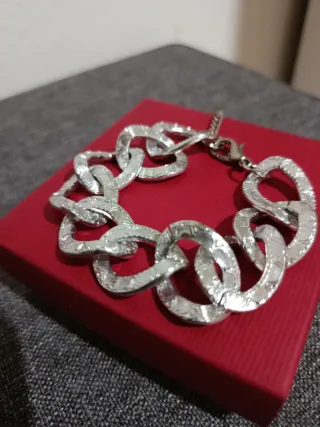 Pulsera plateada moderna