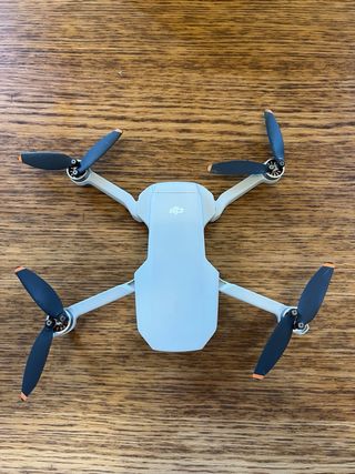 Drone DJI Mini 4K con control