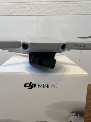 Drone DJI Mini 4K con control