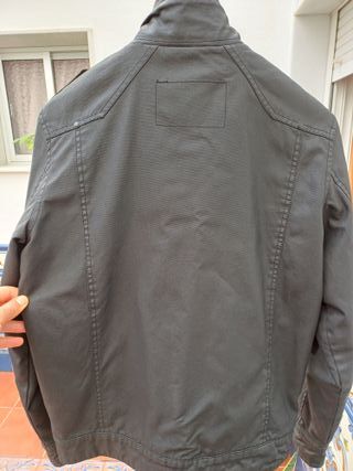 Chaquetón negro Jack and Jones. Como nuevo