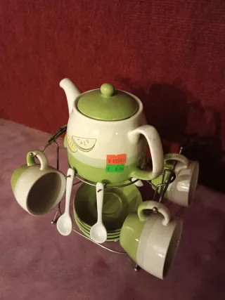 Juego de 4 tazas, cucharas y tetera.