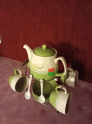 Juego de 4 tazas, cucharas y tetera.