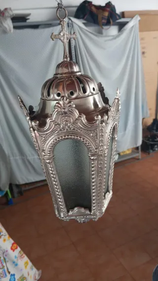 Farol religioso plateado con detalles